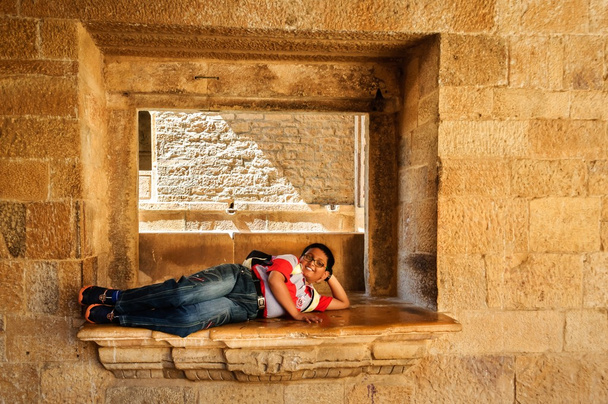 Giovane turista, ragazzo bengalese che riposa all'interno del museo del Golden F
 - Foto, immagini