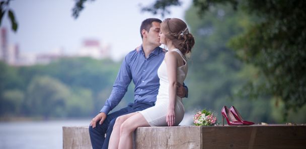 愛の物語、若い男と女はお互いを愛して、公園、キスと抱擁で歩きます。 - 写真・画像