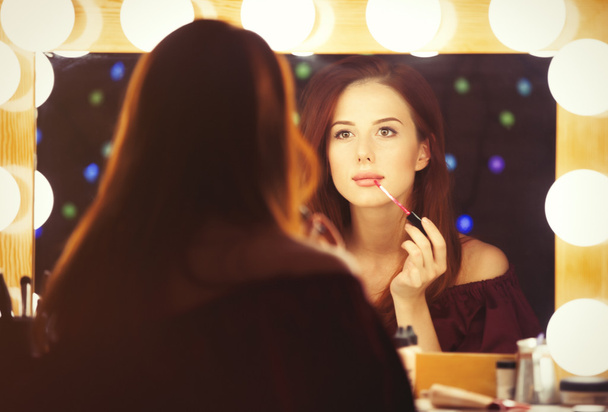 Retrato de uma mulher bonita como aplicação de maquiagem
  - Foto, Imagem