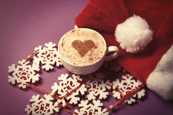 Chapéu de Pai Natal e xícara de café
 - Foto, Imagem
