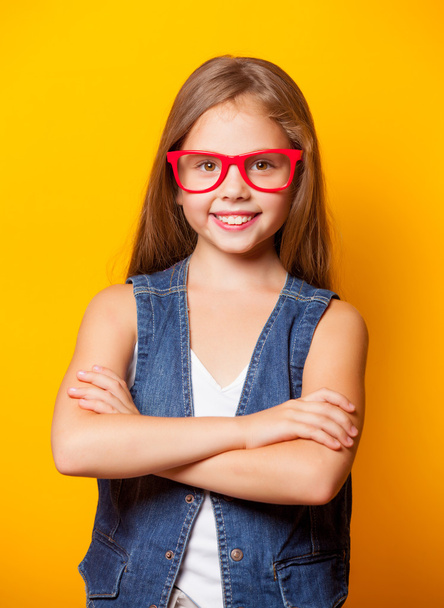 Belle jeune fille avec des lunettes rouges
  - Photo, image