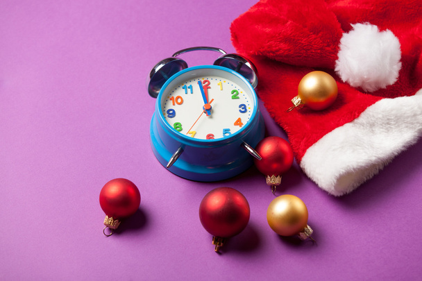 Reloj despertador de Navidad y sombrero de Santas
  - Foto, Imagen