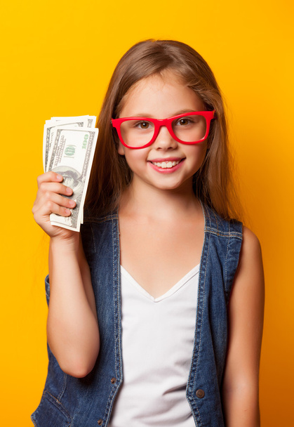 fille en lunettes rouges avec de l'argent
  - Photo, image