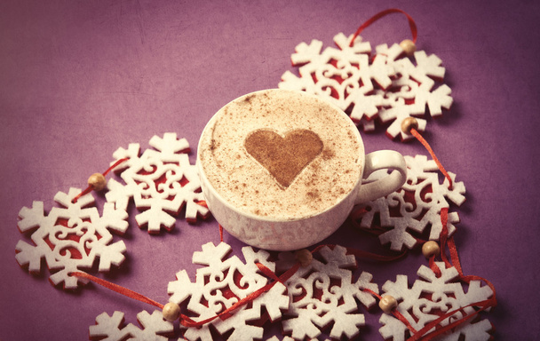 Tazza di caffè a forma di cuore e fiocchi di neve
 - Foto, immagini