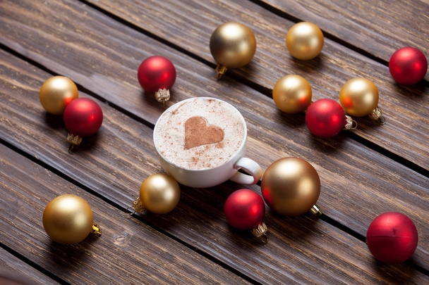 Чашка кави та різдвяних бульбашок
  - Фото, зображення