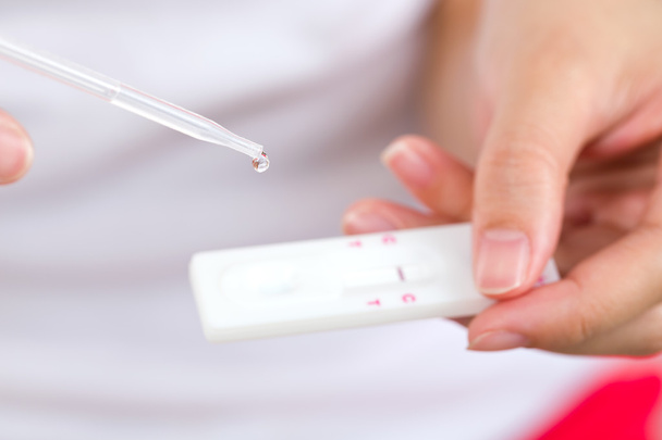 Genç kadınlar hamilelik test kontrol. - Fotoğraf, Görsel