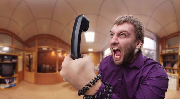 hombre de negocios gritando con teléfono
 - Foto, imagen