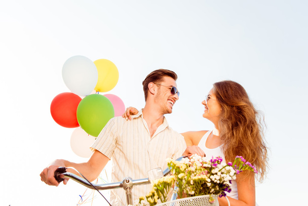 couple in love on bikes with balloons and flowers - Foto, Imagem