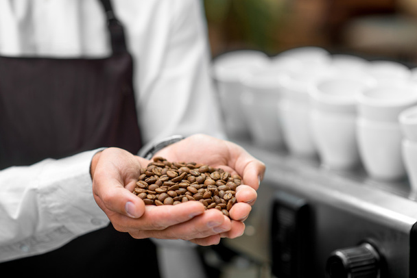 Sostiene granos de café
 - Foto, imagen