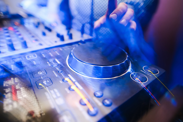 Club DJ tocando música en vinilo tocadiscos
 - Foto, Imagen