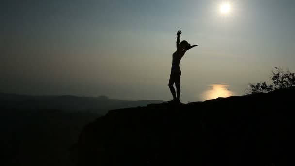 femme randonneur sur le sommet de la montagne
 - Séquence, vidéo