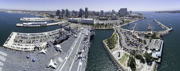 Midway Carrier et San Diego front de mer
 - Photo, image