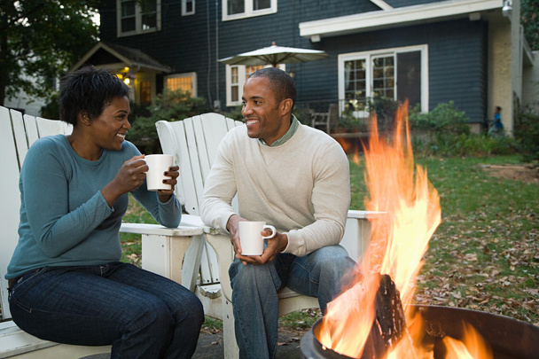 Африканская пара пьет кофе на заднем дворе
 - Фото, изображение