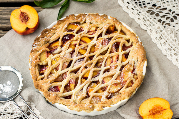 Crostata-Kuchen mit Pfirsichen und Zimt - Foto, Bild