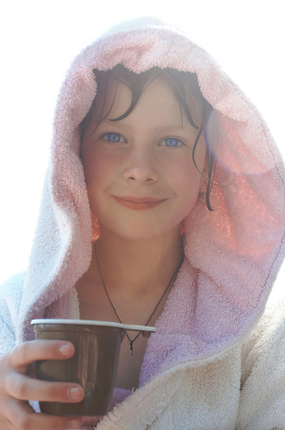 Pretty smiling girl with cup of tea in morning sunlight - Фото, изображение