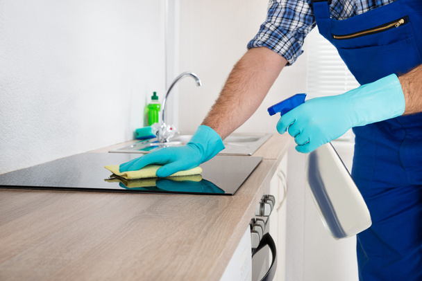Pracownik do czyszczenia kuchenka elektryczna - Zdjęcie, obraz