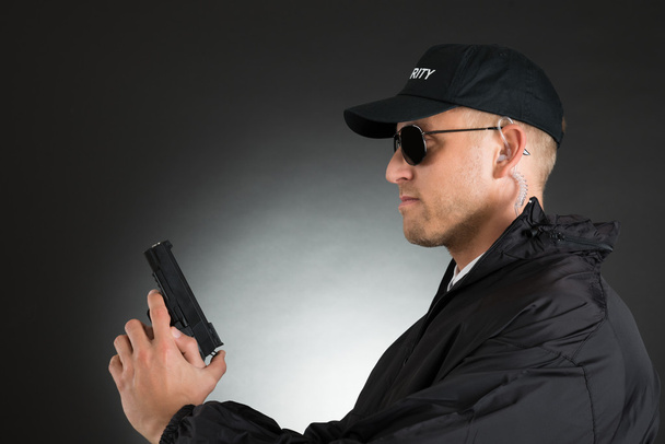 Bodyguard Holding Gun - Foto, Bild