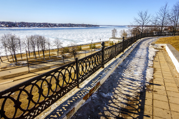 Volga-joen varrella oleva katu
 - Valokuva, kuva