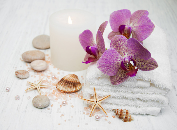 Piedras de spa, orquídeas y velas
 - Foto, Imagen
