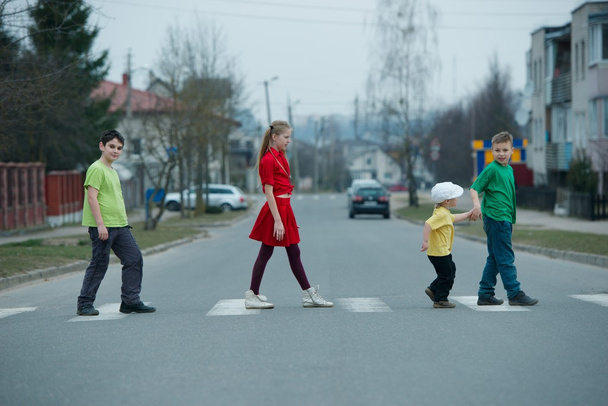 niños cruzando calle en el paso de peatones
 - Foto, Imagen
