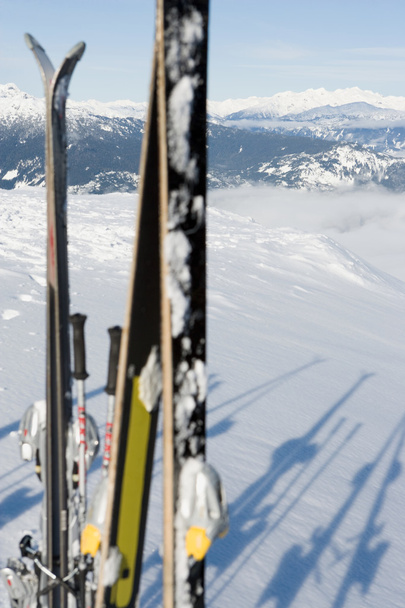 Vista de los esquís en una montaña
 - Foto, Imagen