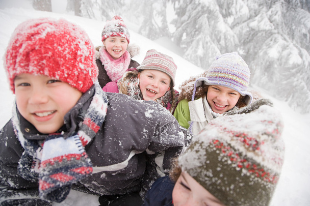 Τα παιδιά στο χιόνι για τόμπογκαν - Φωτογραφία, εικόνα