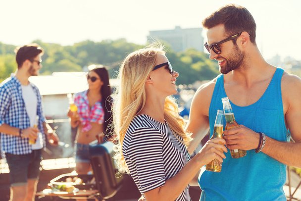 couple clinking bottles with beer - Foto, Imagem