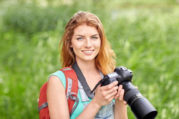femme heureuse avec sac à dos et caméra à l'extérieur
 - Photo, image