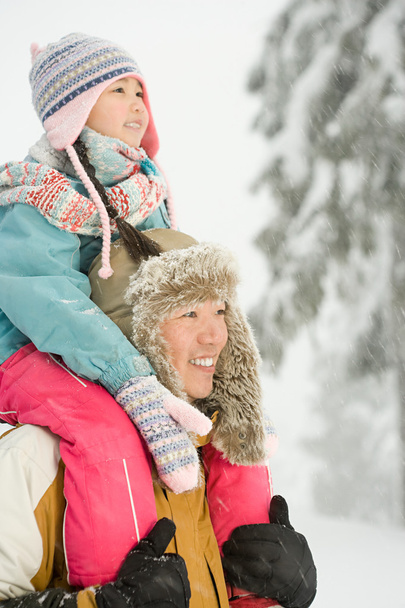 Isä ja tytär lumessa
 - Valokuva, kuva