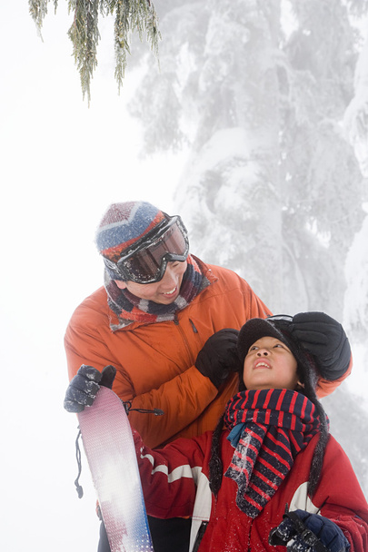 Isä ja poika valmistautuvat hiihtoon
 - Valokuva, kuva