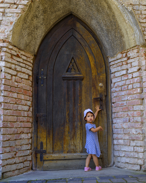 niña cerca de la puerta a la antigua
 - Foto, Imagen
