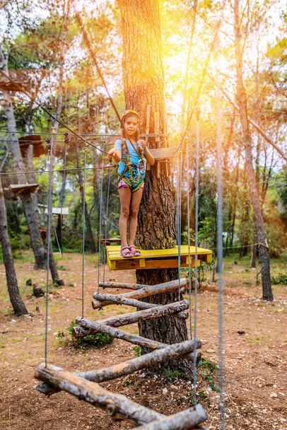 meisje klimmen in avonturenpark - Foto, afbeelding