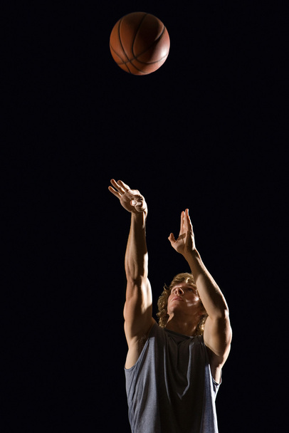 Людина кидає баскетбол
 - Фото, зображення