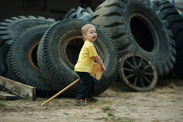 chlapec hrát s dřevěným - Fotografie, Obrázek