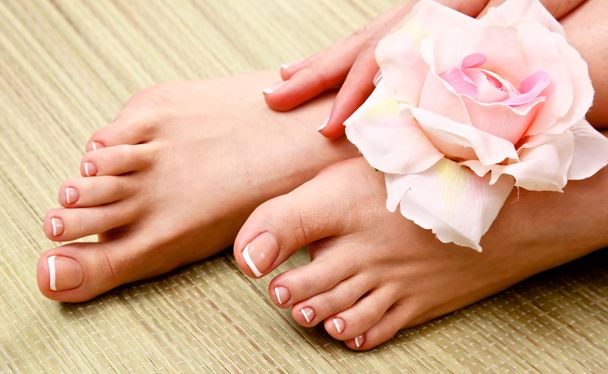 στα πόδια και όμορφο μανικιούρ σε χέρια closeup των ποδιών - Φωτογραφία, εικόνα