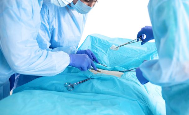 μια ομάδα ταλαντούχων χειρουργοί να εκτελέσει τη λειτουργία - Φωτογραφία, εικόνα