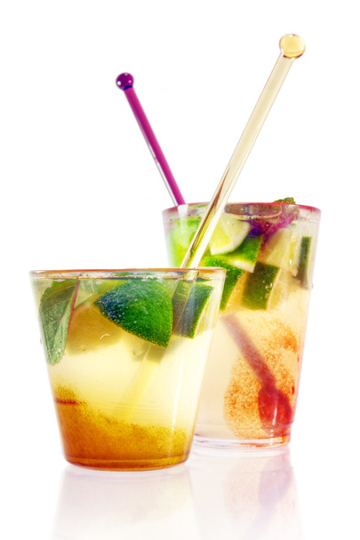 kolorowe drinki na białym tle - Zdjęcie, obraz