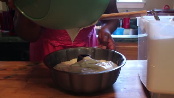 Ρίχνει κτύπημα κέικ στο τηγάνι - Πλάνα, βίντεο