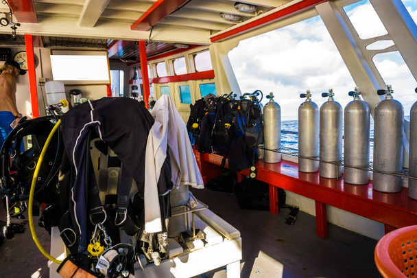 Set di attrezzatura subacquea sulla barca
 - Foto, immagini