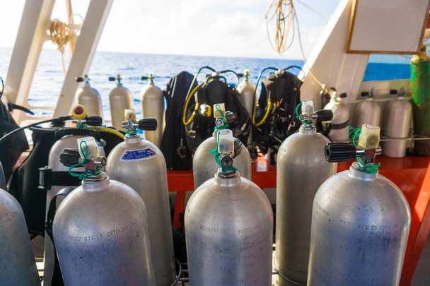 Set di attrezzatura subacquea sulla barca
 - Foto, immagini