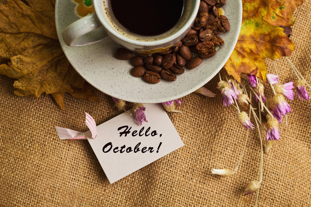 Чашка кави з кленовим листям і вічними квітами
 - Фото, зображення