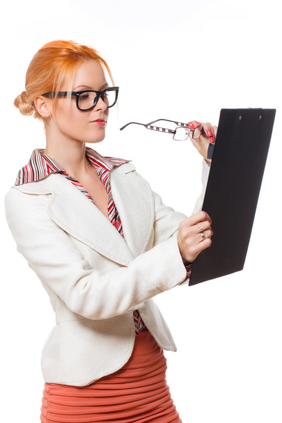 Aantrekkelijke zakenvrouw met rood haar - Foto, afbeelding