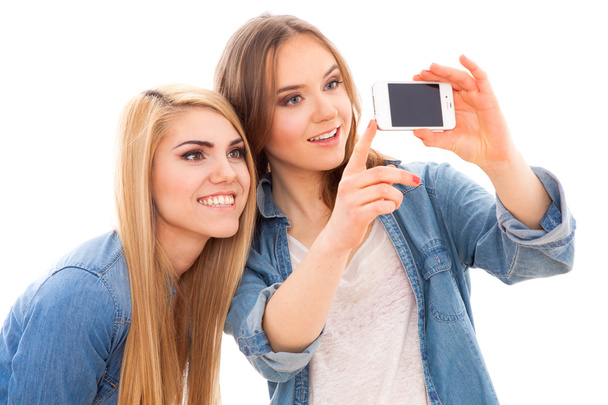 Δύο φίλες κάνοντας μια selfie - Φωτογραφία, εικόνα