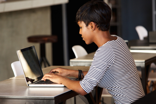 Vonzó fiatal afrikai-amerikai nő használ laptop - Fotó, kép