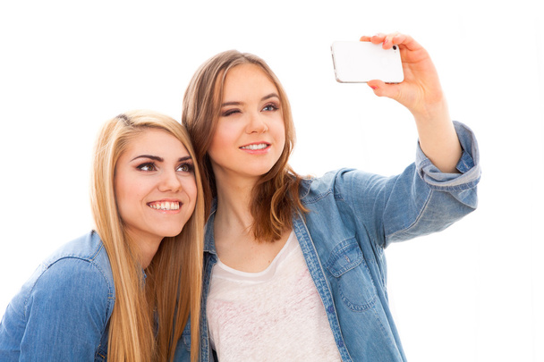 Δύο φίλες κάνοντας μια selfie - Φωτογραφία, εικόνα