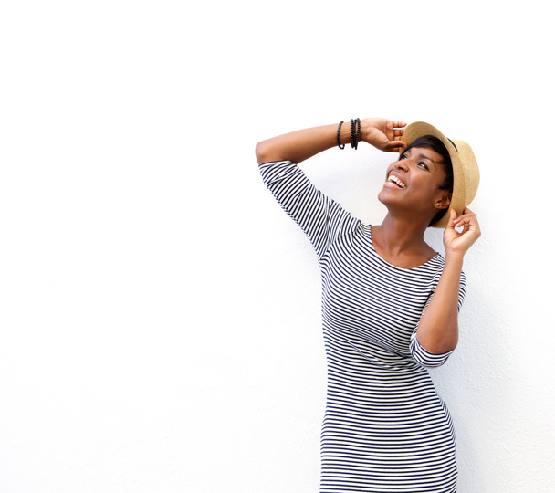 Mujer negra alegre sonriendo con sombrero
  - Foto, imagen