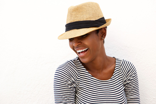 γελώντας γυναίκα με καπέλο  - Φωτογραφία, εικόνα