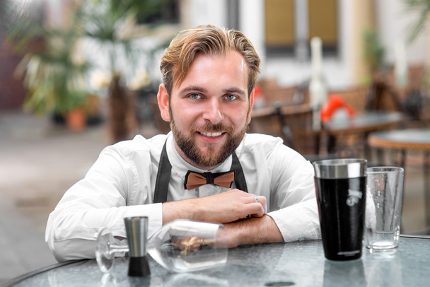 Retrato de barman no restaurante
 - Foto, Imagem
