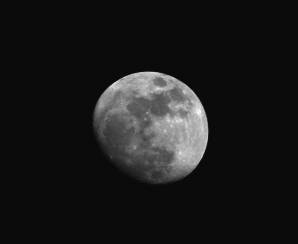 Um Tiro da Lua da Terra Contra um Céu Noturno
 - Foto, Imagem