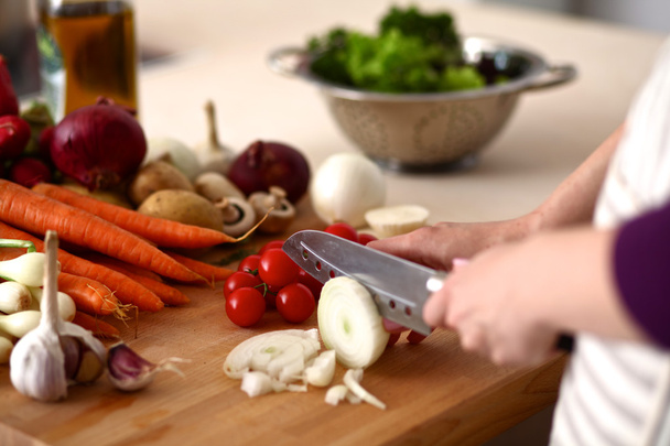 Cocina las manos preparando ensalada de verduras - tiro de cerca
 - Foto, imagen